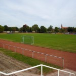 Tribüne und Rasenplatz