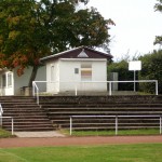 Tribüne und Rasenplatz